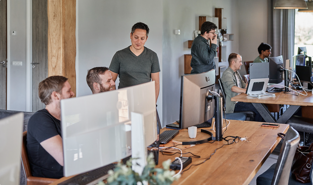 Database engineers tijdens de hackathon van Twintos, een illustratief beeld op de Werken bij-pagina