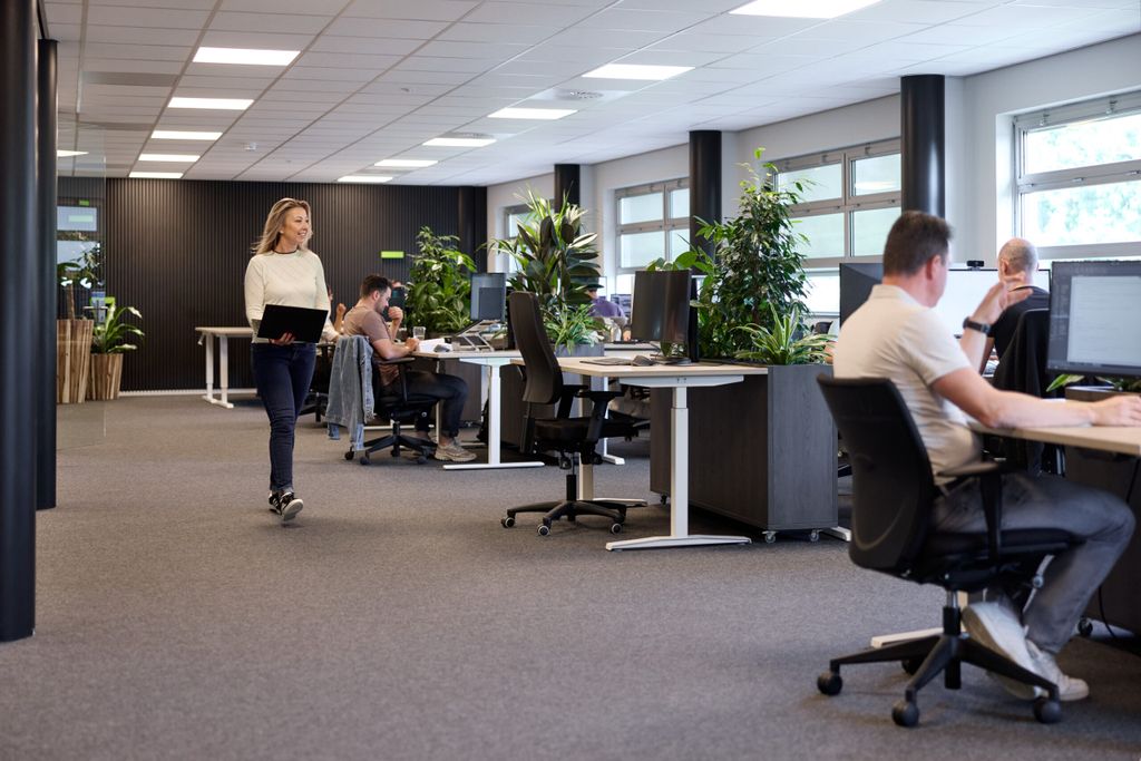 Patricia, hr- en marketingmanager bij Twintos, loopt door kantoor