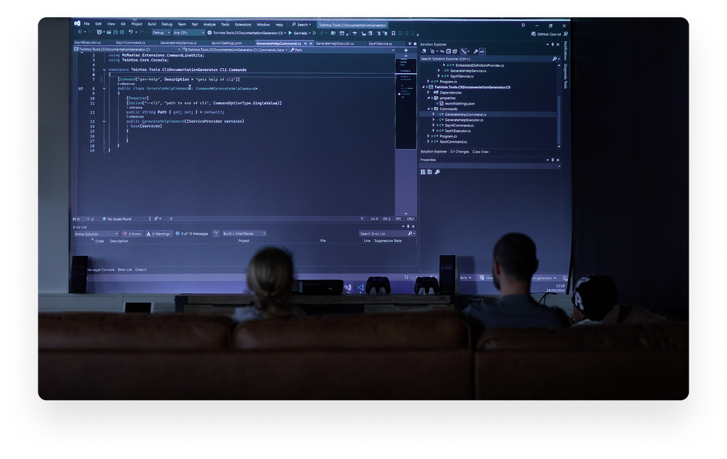 Foto van Twintos teamleden die naar een database omgeving kijken op een groot beamerscherm