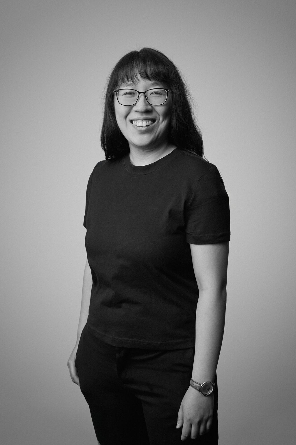 Annie, database engineer bij Twintos, gefotografeerd in zwart-wit