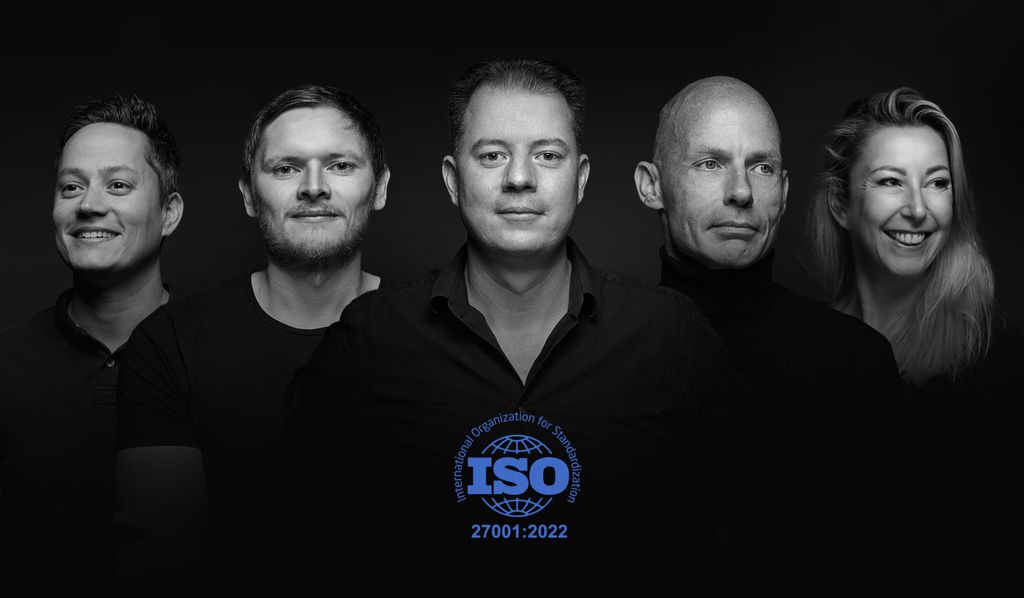 Foto's van teamleden van Twintos met John Paul van Helvoort vooraan en het logo van het ISO-certificaat in het midden