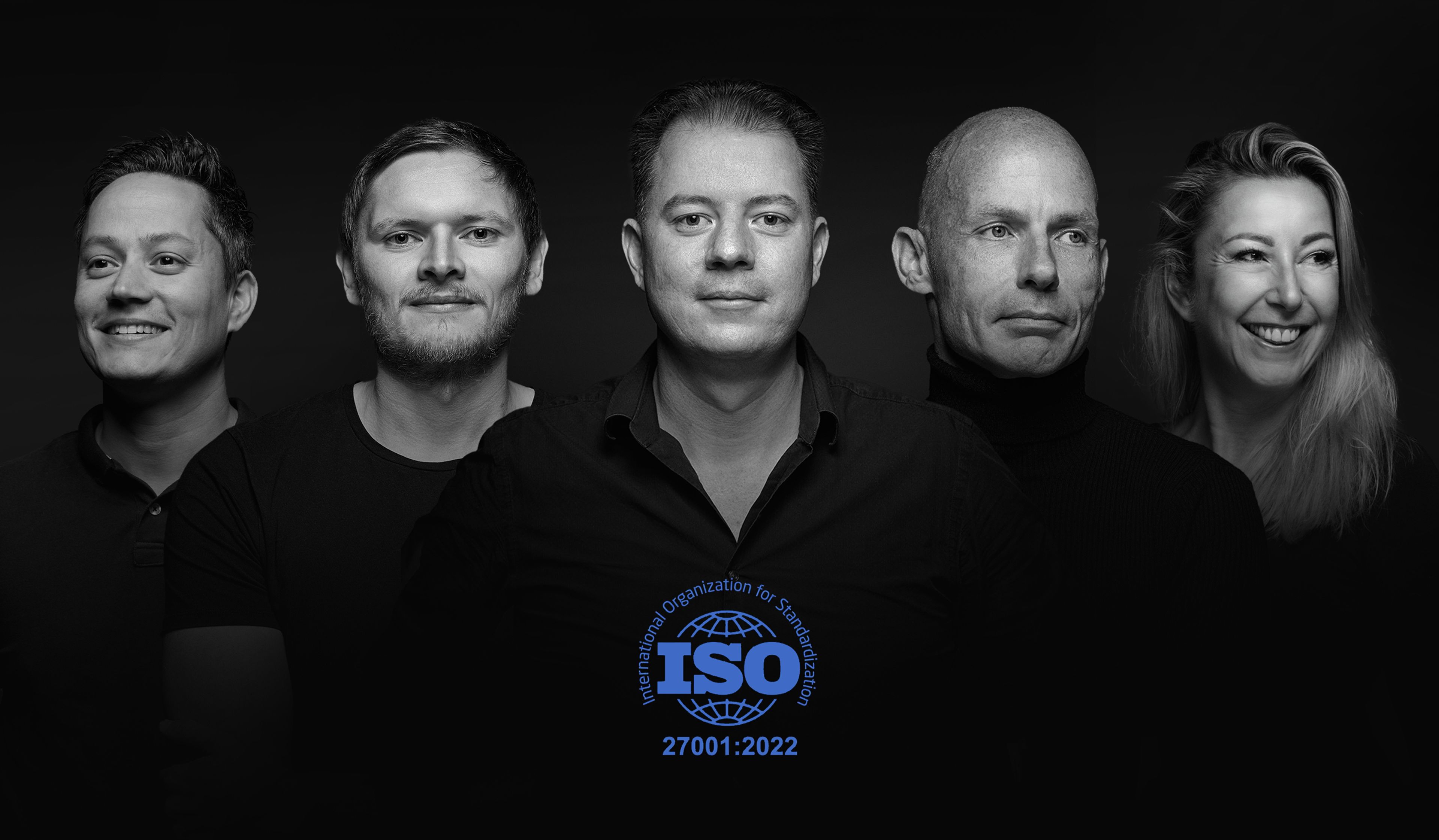 Foto's van teamleden van Twintos met John Paul van Helvoort vooraan en het logo van het ISO-certificaat in het midden