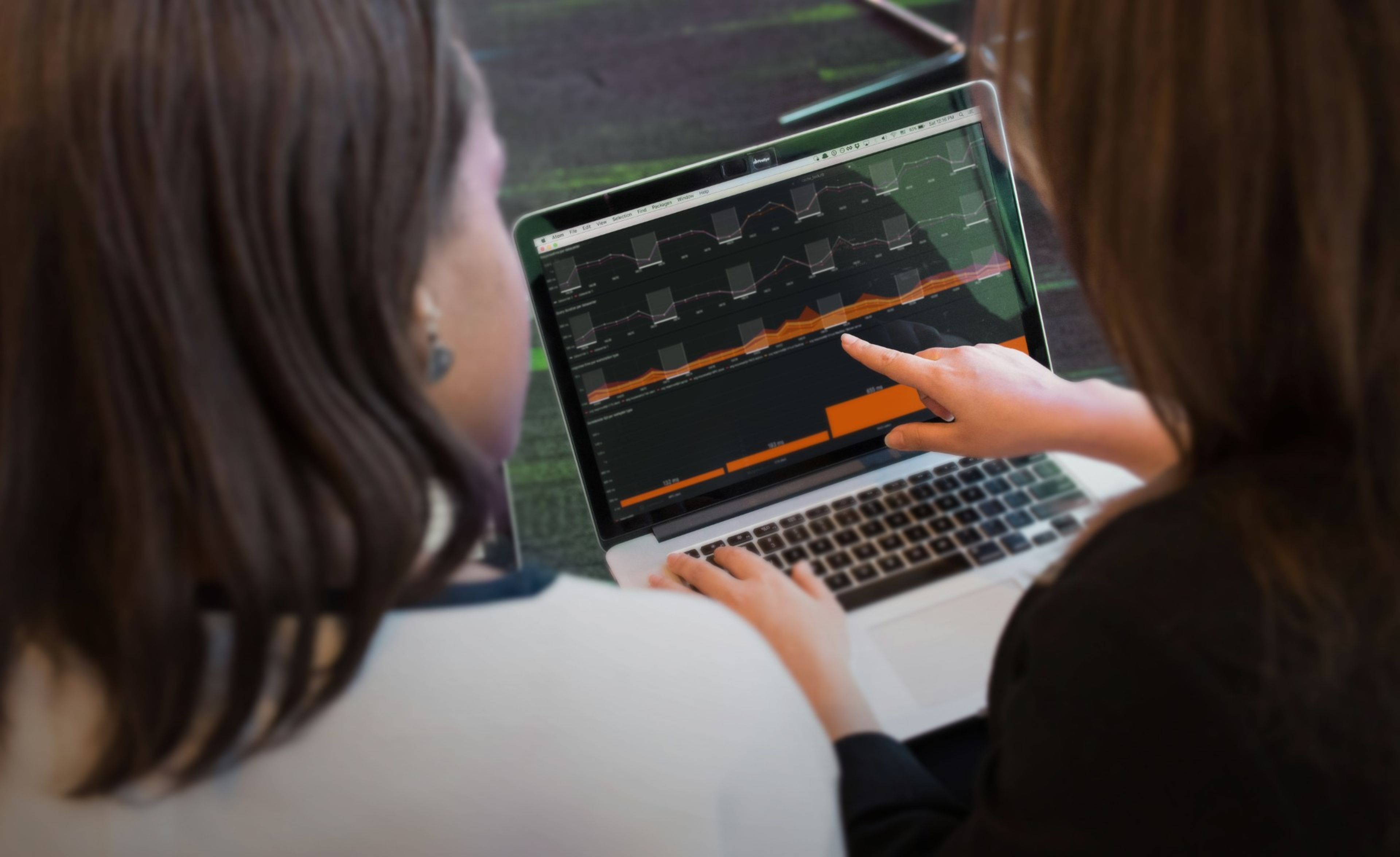 Twee mensen kijken naar het HiX Performance Dashboard (HPD)