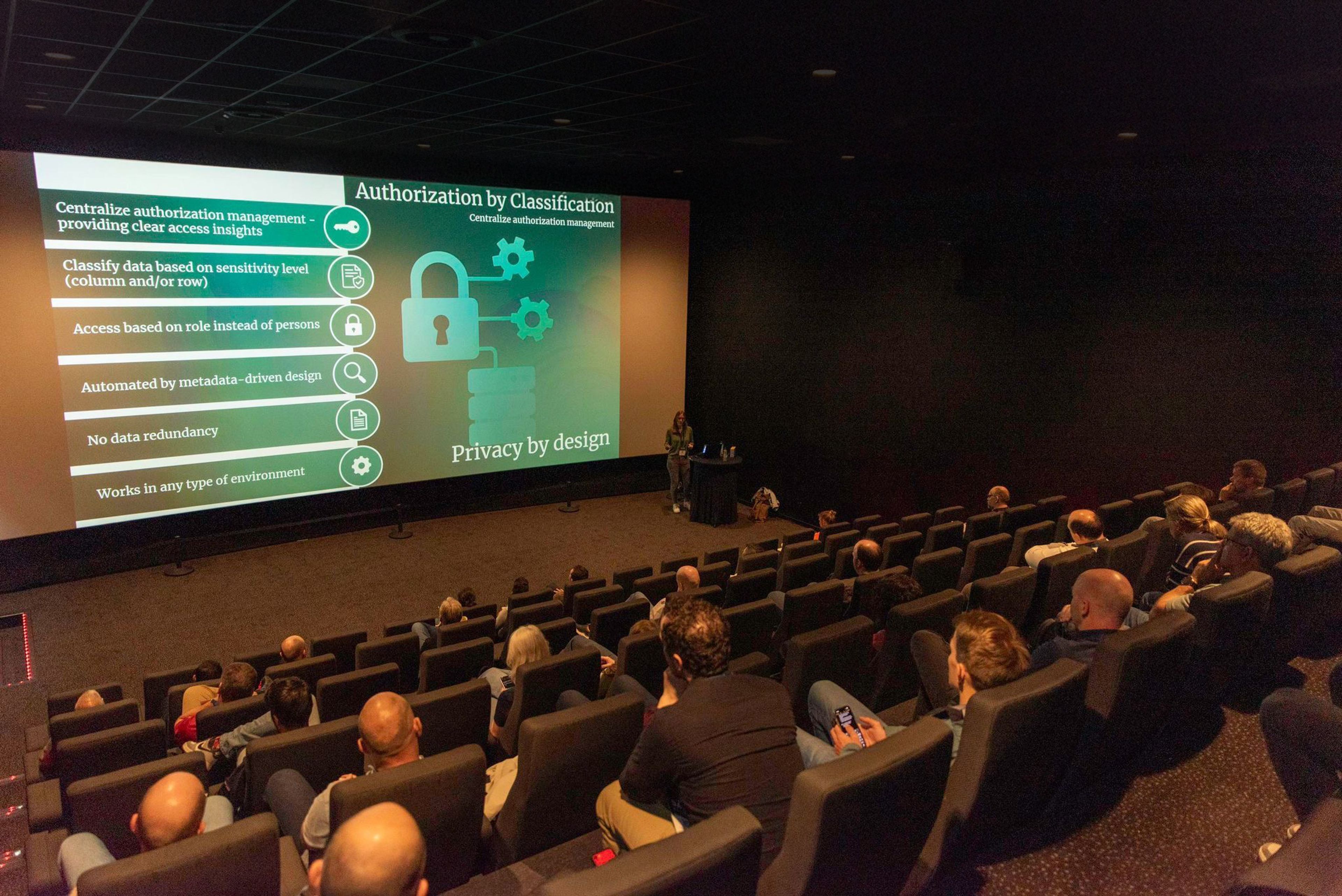 Data Platform Architect Laura de Bruin presenteert bij Data Saturday over Authorization by Classification voor een zaal met dataspecialisten.