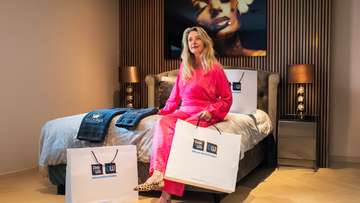 Vrouw shopt bij Dirk De Wit Mode en overnacht bij Villa B&B Bovenkarspel