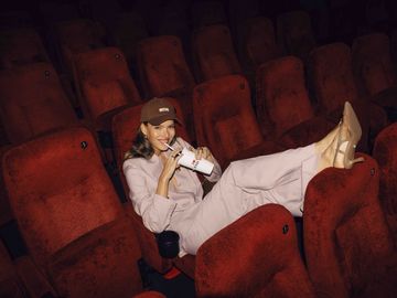 Josh V model in bioscoopstoelen