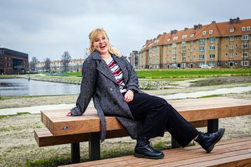 Brecht Faber op in bank buiten. Brecht is slechthorend