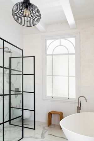 Badkamer binnenkijken monumentaal pand Iris Floor Pure & Original