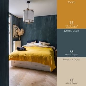 slaapkamer met blauwe kalkverf muur, geel beddengoed en houten vloer Pure & Original