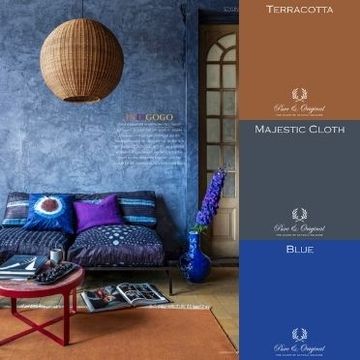 woonkamer met blauwe bank, blauwe muur en terracotta en paarse accenten Pure & Original