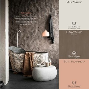 Badkamer met Fresco kalkverf in de kleur Heavy Clay en vrijstaand bad Pure & Original