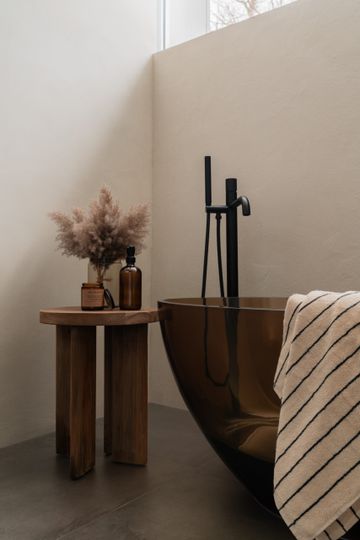 Massif Micro-stone finish by Pure & Original micro cement, color chalk white. Picture by Sophie Corriveau, design by Katherine Cloutier & Annie Martin