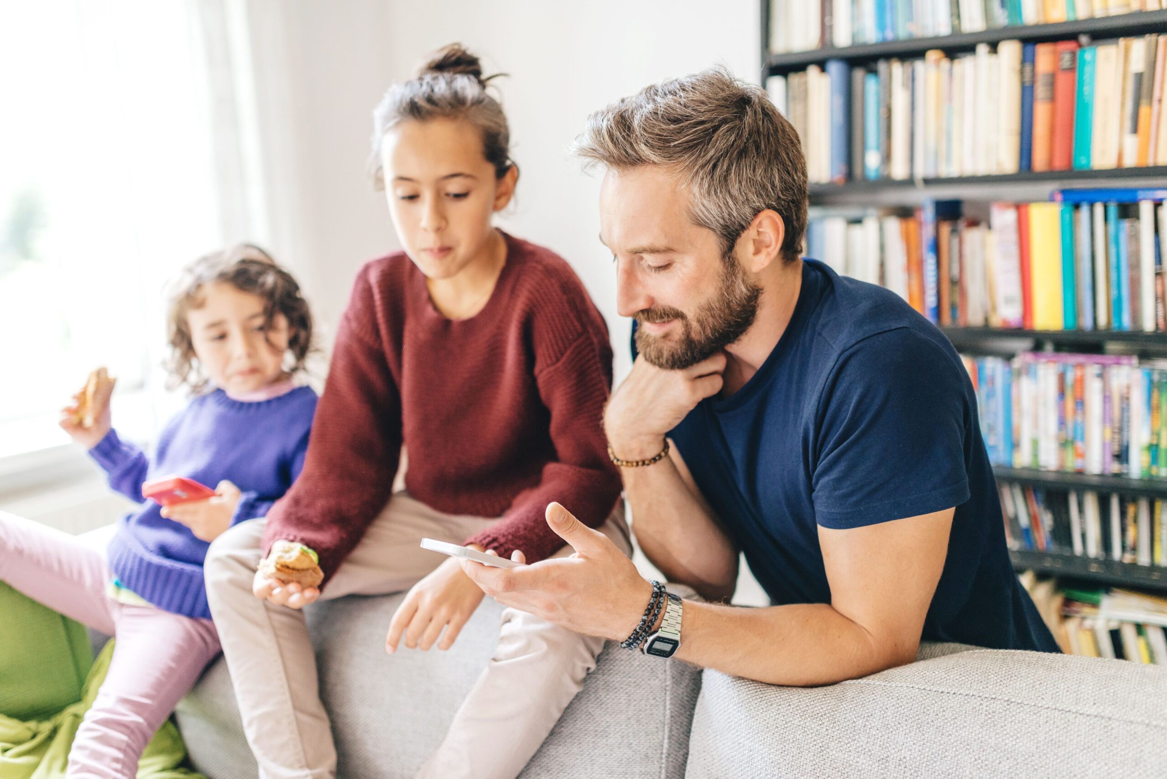 Ouderbetrokkenheid, vader met kinderen communiceert met school