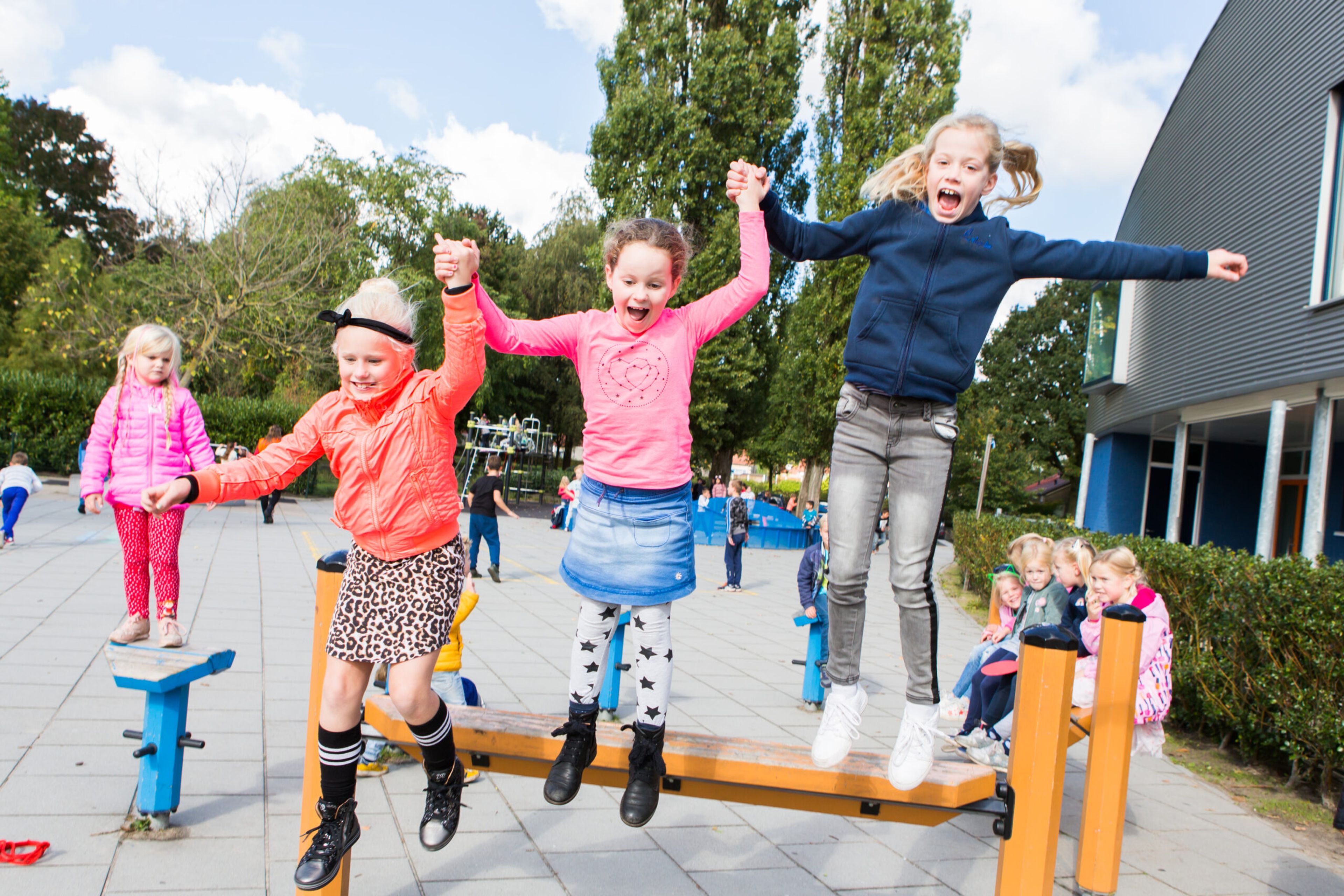 Leerlingen spelen op het schoolplein - parnasSys