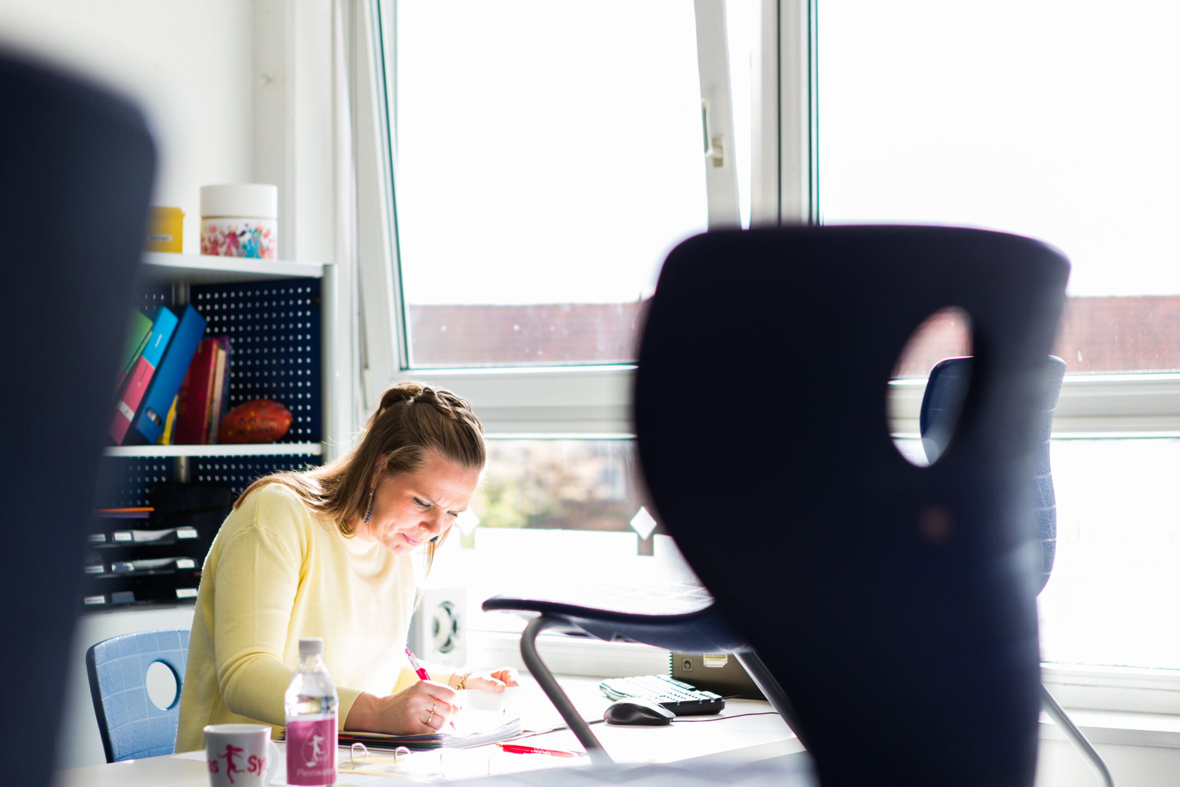 Juf aan het werk na schooltijd - stoel op tafel- - parnassys