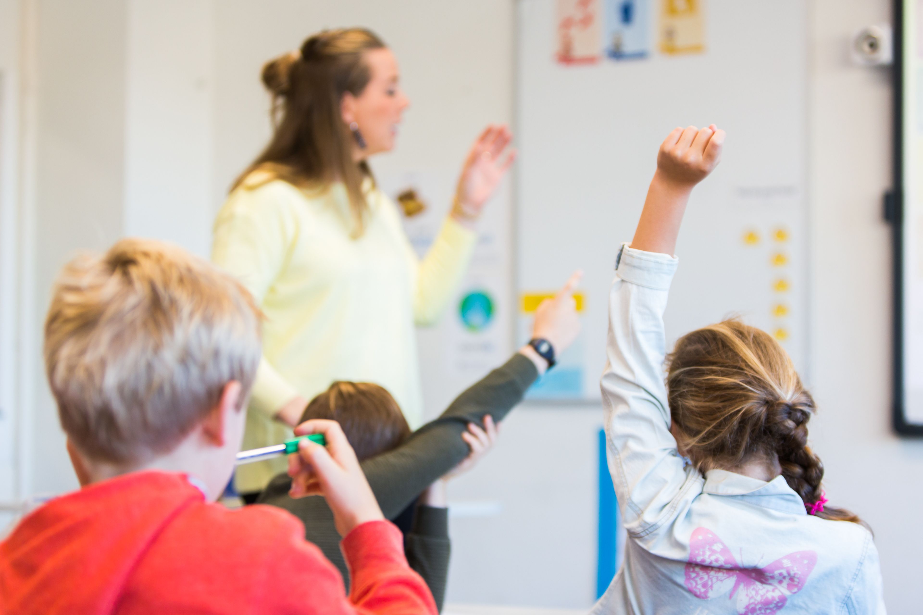 Leerlingen steken de vinger op in de klas