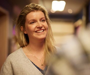 Lachende begeleiders