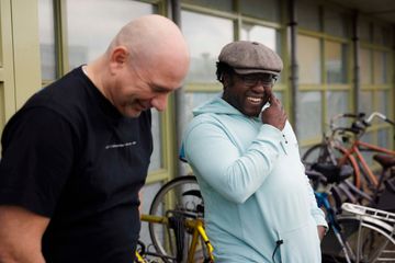 begeleider lachen en telefoneren met verpleegkundigen