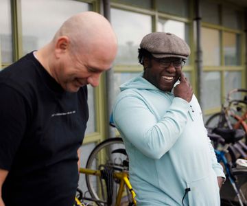 begeleider lachen en telefoneren met verpleegkundigen