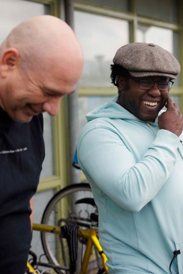 begeleider lachen en telefoneren met verpleegkundigen