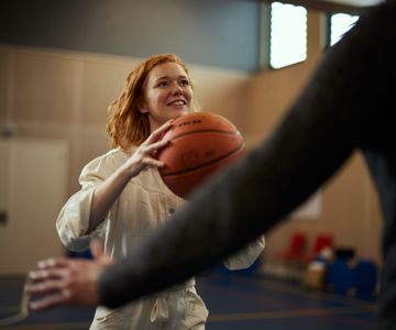 Basketbal met de verzorgende IG