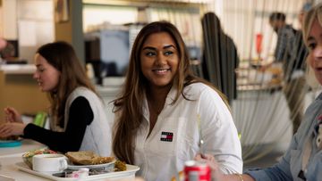 Comfortabele ontmoetingsruimte bij GGZ inGeest voor begeleiders en verpleegkundigen