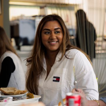 Comfortabele ontmoetingsruimte bij GGZ inGeest voor begeleiders en verpleegkundigen