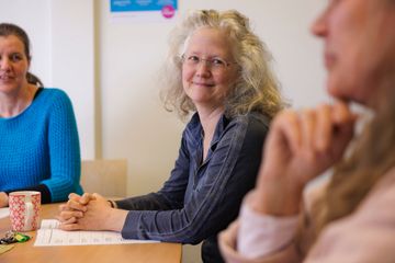 Werkoverleg met de begeleiders en verpleegkundigen onder begeleiding van een psychiater.