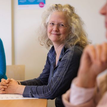 Werkoverleg met de begeleiders en verpleegkundigen onder begeleiding van een psychiater.