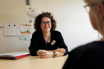 GGZ inGeest therapeut in gesprek met een begeleider