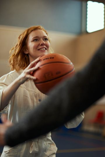 Verpleegkundig specialist speelt basketbal met GZ psycholoog