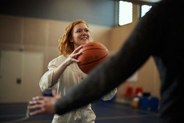 Verpleegkundig specialist speelt basketbal met GZ psycholoog